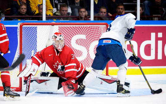 Artturi Lehkonen dribblar bort kanadas målvakt målvakt