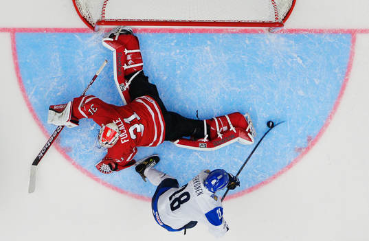 Finlands Artturi Lehkonen gör 0-2 bakom Kanadas målvakt
