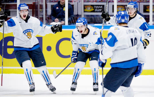 Teuvo Teravainen i mitten jublar
