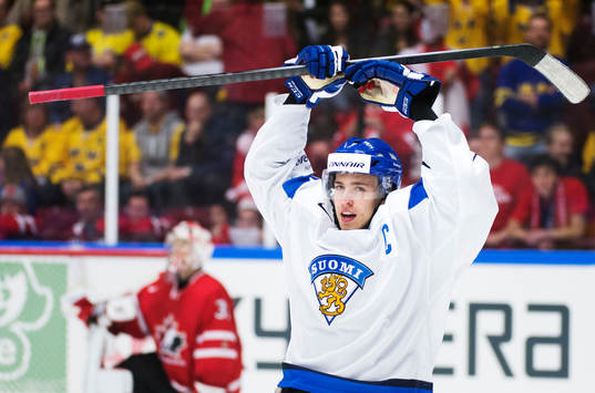 Finlands Teuvo Teravainen jublar
