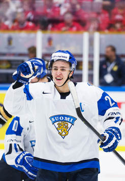 Finlands Teuvo Teravainen jublar