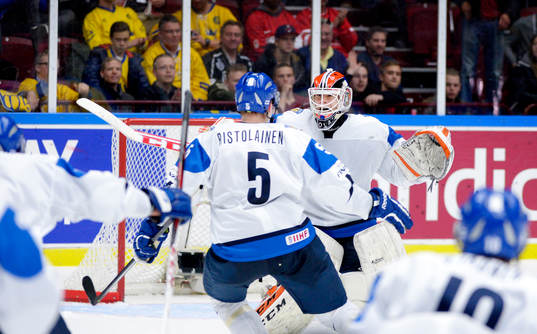 Finlands Rasmus Ristolainen och målvakt Juuse Saros jublar