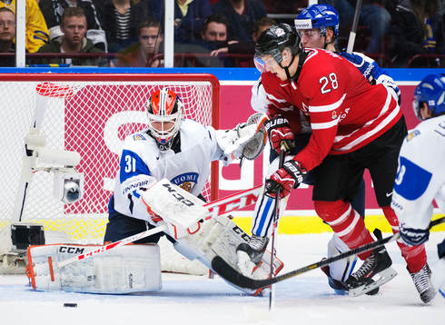 Finlands målvakt Juuse Saros utmanas av Kanadas Anthony