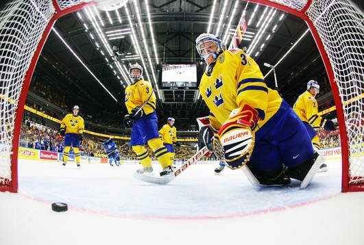Sveriges målvakt Oscar Dansk deppar