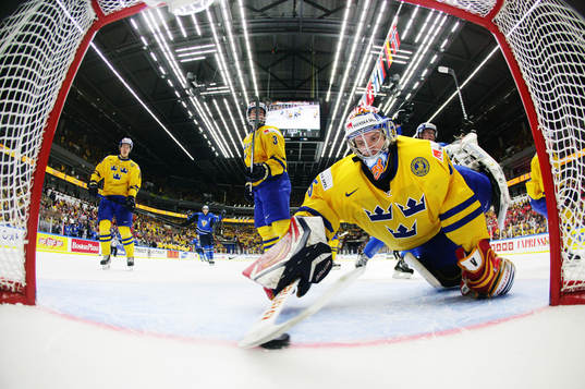Sveriges målvakt Oscar Dansk släpper in 1-2-målet