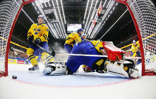 Sveriges målvakt Oscar Dansk släpper in det
