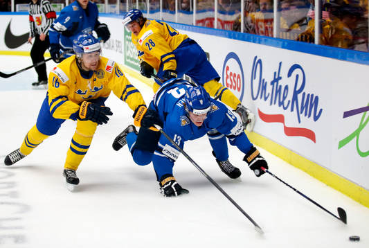 Sveriges Filip Forsberg och Lucas Wallmark och Finlands
