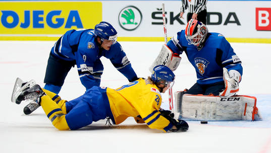 Sveriges Lucas Wallmark  och Finlands målvakt Juuse Saros