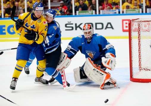 Sveriges Lucas Wallmark  och Finlands målvakt Juuse Saros