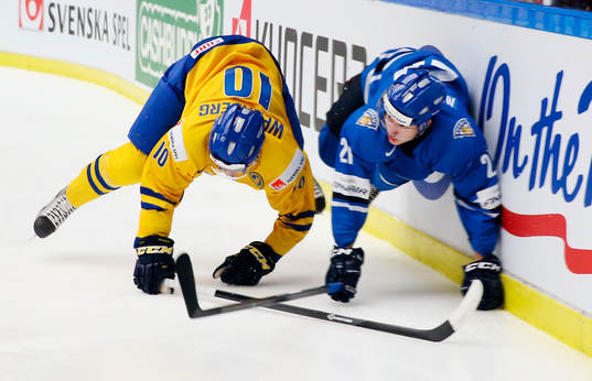Sveriges Alexander Wennberg  och Finlands  Aleksi Mustonen