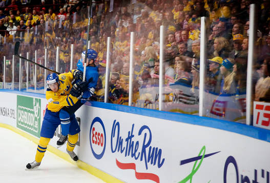 Sveriges Alexander Wennberg  och Finlands  Aleksi Mustonen