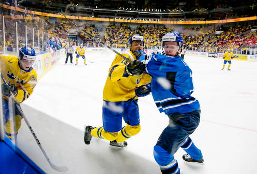 Sveriges André Burakovsky och Nick Sörensen och Finlands