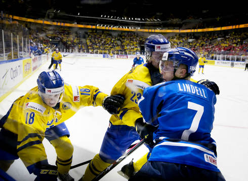 Sveriges André Burakovsky och Nick Sörensen och Finlands