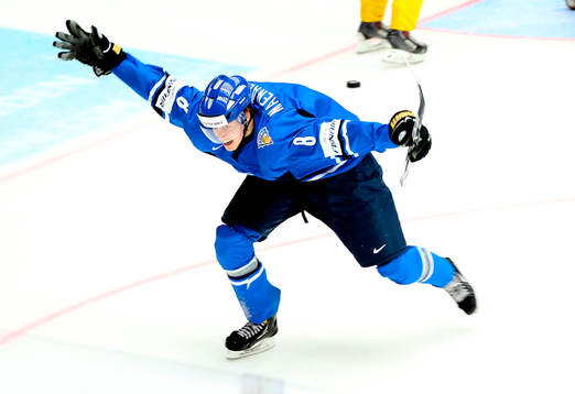 Finlands Saku Maenalanen jublar