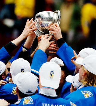 Finska laget höjer pokalen