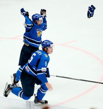 Finlands målskytt Rasmus Ristolainen och Teuvo Teravainen