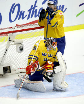 Sveriges målvakt Oscar Dansk och Robert Hägg deppar