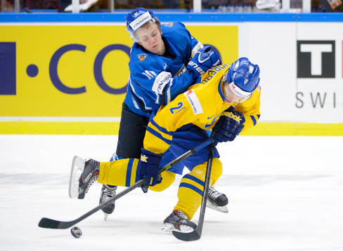 Juuso Ikonen tacklar Filip Sandberg