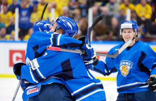 Finlands Esa Lindell i mitten jublar