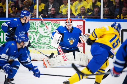 Sveriges Sebastian Collberg skjuter mot Finlands målvakt