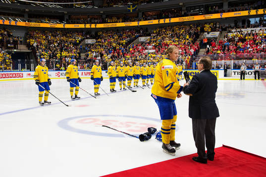 Sveriges Jacob de la Rose tar emot ett pris av Svenska