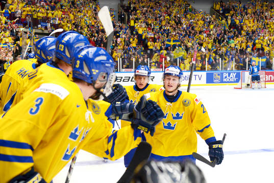 Sveriges Lucas Wallmark till höger jublar