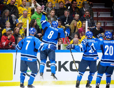 Finlands Saku Maenalanen jublar
