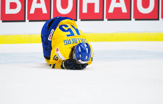 Sveriges Sebastian Collberg ligger knockad på isen