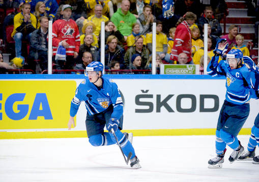 140105 Rasmus Ristolainen kastar hanskarna och jublar