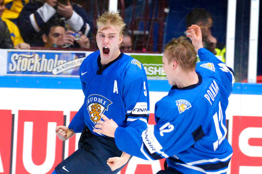 Rasmus Ristolainen och Ville Pokka jublar