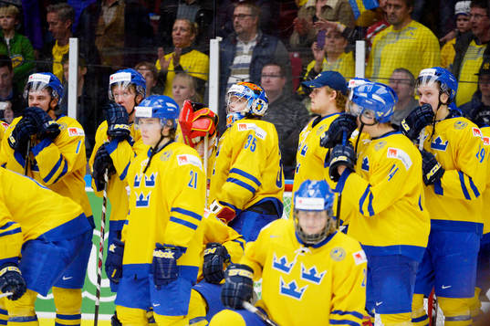 Sveriges målvakt Oscar Dansk deppar tillsamman med sina