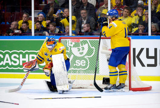 målvakt Oscar Dansk och Robert Hägg deppar