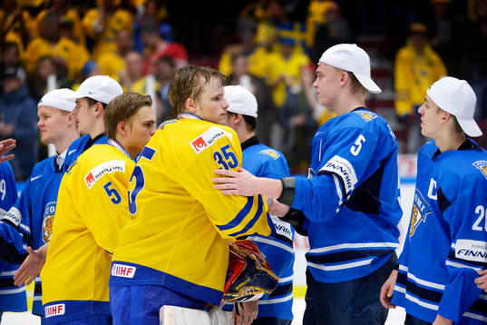 målvakt Oscar Dansk  och Rasmus Ristolainen tackar varandra