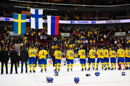 Sveriges spelare deppar när Finlands flagga hissas upp