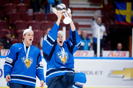 Julius Honka jublar med pokalen
