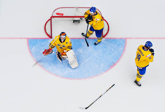 Sveriges målvakt Oscar Dansk, Robert Hägg och Elias