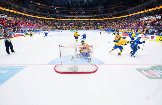 Jubel i det finska laget när Esa Lindell skjuter in 0-1