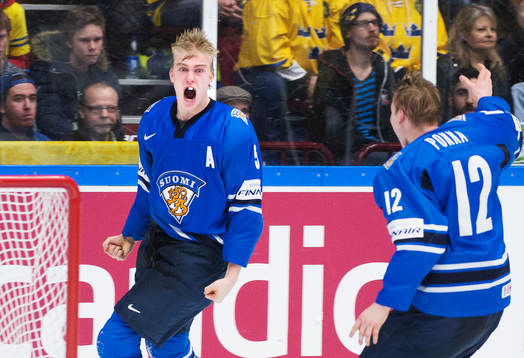 Finlands Rasmus Ristolainen och Ville Pokka jublar