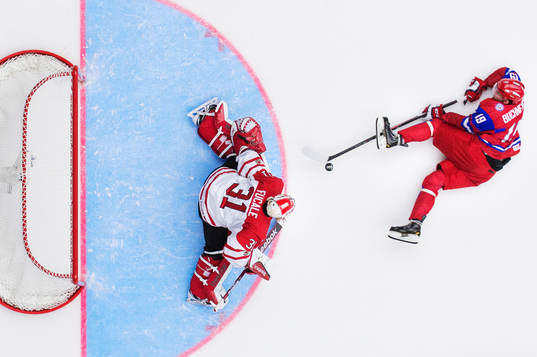Rysslands Pavel Buchnevich (t h) utmanar Kanadas målvakt