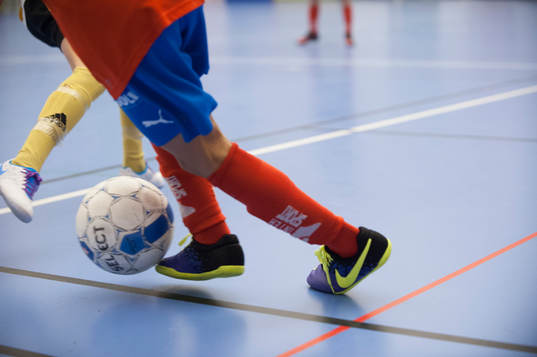 Närkamp, tillslag på boll, teknik, bollbehandling i
