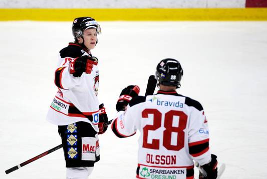 Malmö Redhawks Daniel Viksten och Jens Olsson, jublar