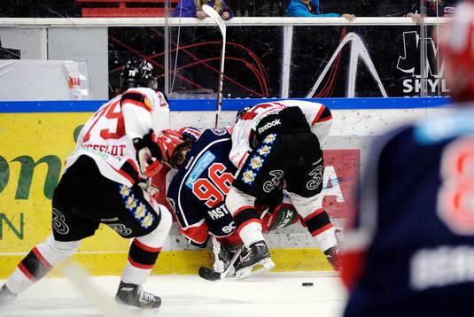 Malmö Redhawks Nicklas Jadeland trycker upp Södertäljes