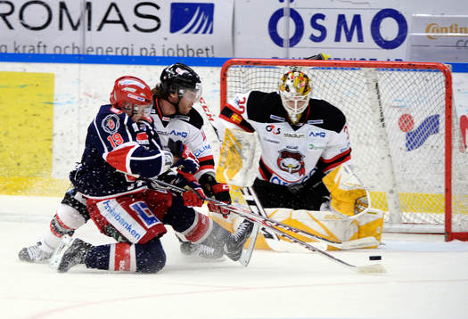 Södertäljes Jason Gregoire stoppas av Malmö Redhawks
