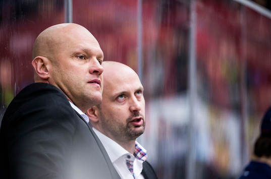 Södertäljes tränare Andreas Johansson med assisterande