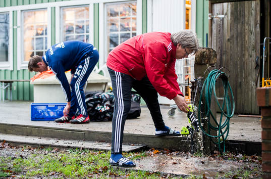 Tränaren Per Olsson tvättar av sin skor