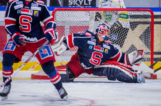 Södertäljes målvakt Sebastian Idoff plockar pucken