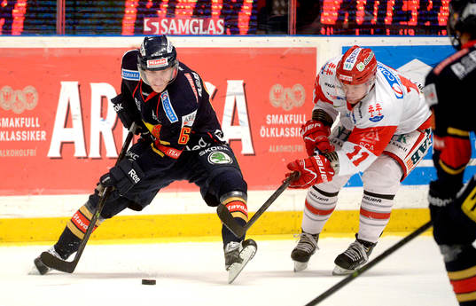 Djurgårdens Marcus Marcus Sörensen jagas av Timrås Robin