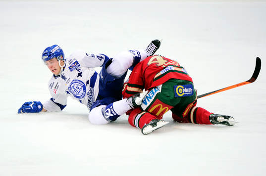 Leksands Jacob Blomqvist faller över Frölundas Tom Nilsson