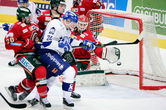 Frölundas målvakt Lars Johansson kastar sig