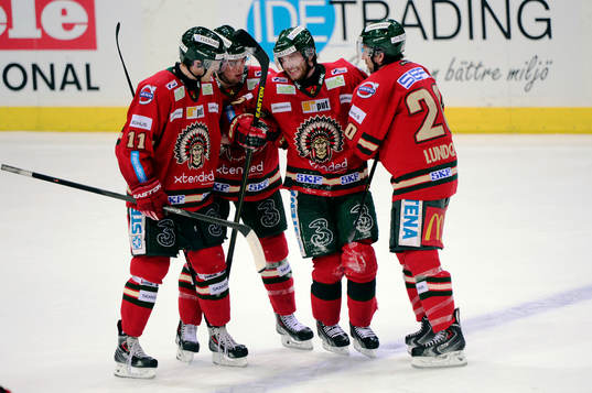 Frölundas Robin Figren är skadad och får hjälp av